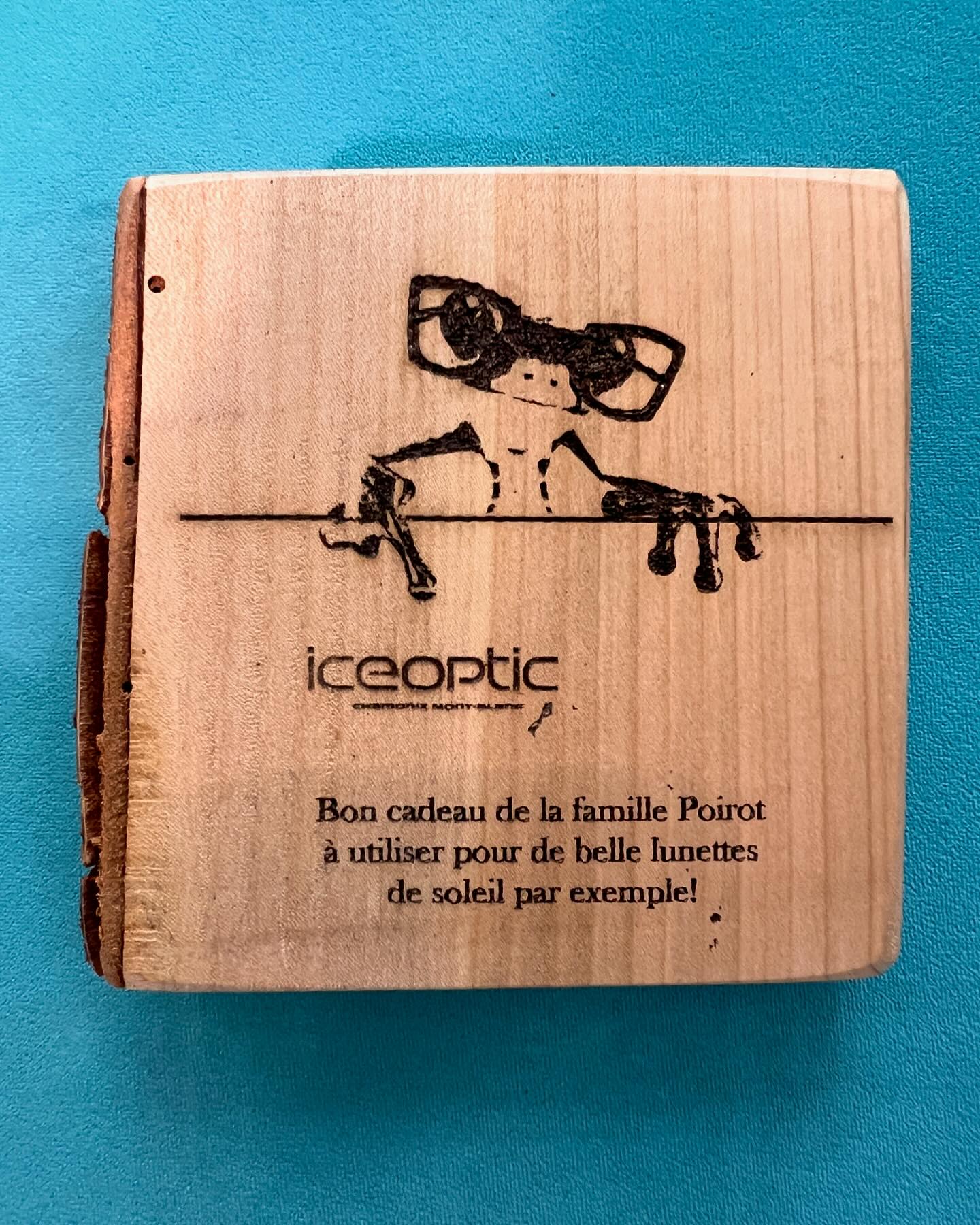 Voici une idée originale pour offrir une paire de lunette.
Tout le talent de Christophe.
@charlet.montant 
.
#optiquechaussinchamonix #opticiens #ideecadeau #cadeau #bondachat #chamonix #optic #optician #artisan
